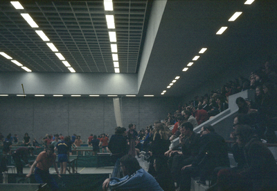 801650 Afbeelding van de tribune in de Sporthal Catharijne (Jaarbeursplein 21) te Utrecht, tijdens een tafeltennistoernooi.